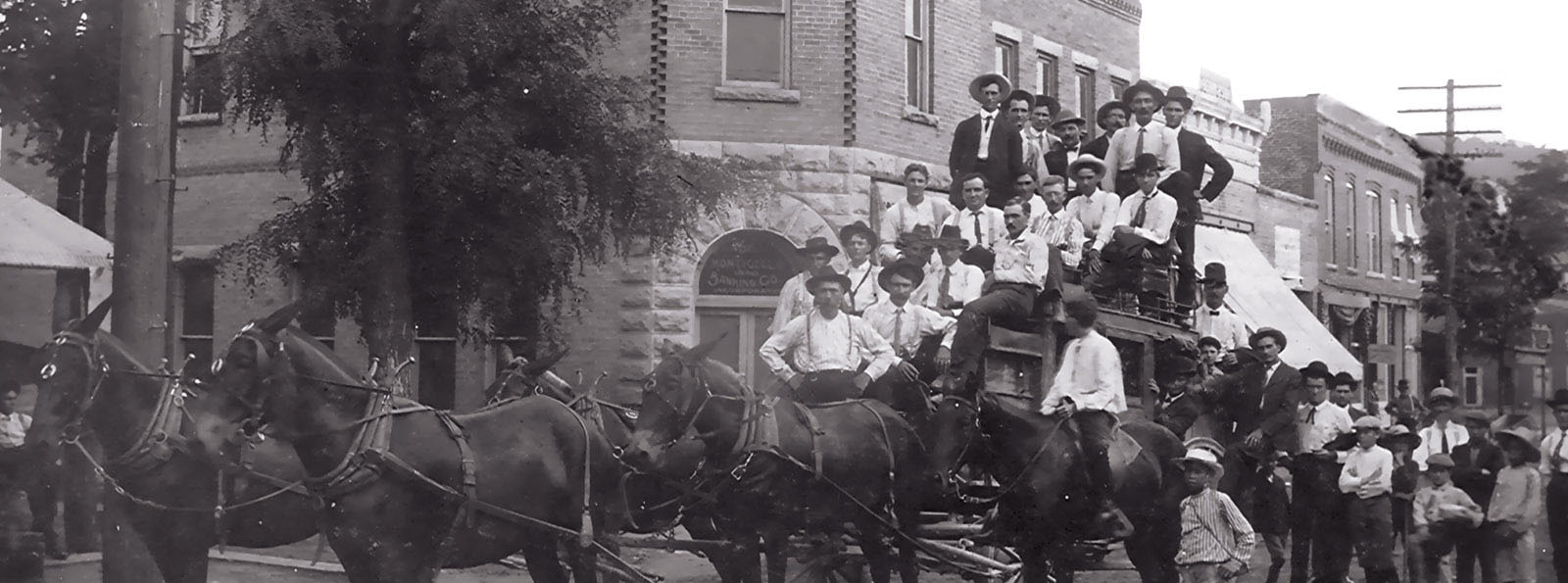 vintage photo of Pinnacle Horizon Bank, KY townsfolk standing in front of Pinnacle Horizon Bank circa late 1800s
